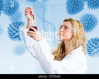 Frau Becher mit roter Flüssigkeit betrachten Stockfoto