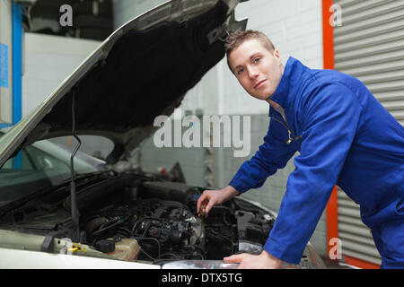 Zuversichtlich Mechaniker überprüfen AUTOMOTORENÖL Stockfoto