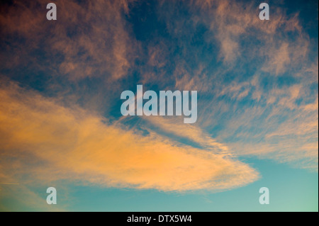 Jet Kondensstreifen und rosa Wolken gegen Sonnenuntergang Himmelblau in Colorado, USA Stockfoto