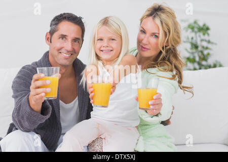 Familienholding Gläser Orangensaft Stockfoto