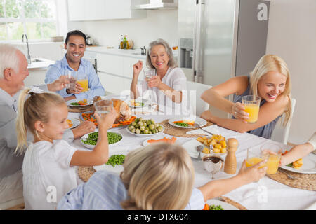 Glückliche Familie heben ihre Gläser zusammen Stockfoto