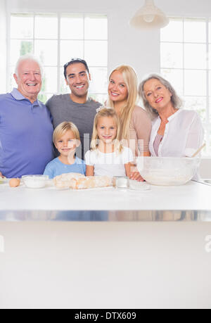 Lächelnde Familie posiert in der Küche Stockfoto