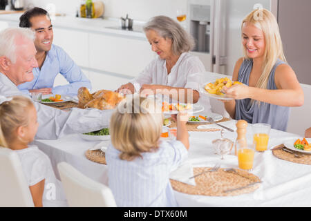 Glückliche Familie essen das Thanksgiving-dinner Stockfoto