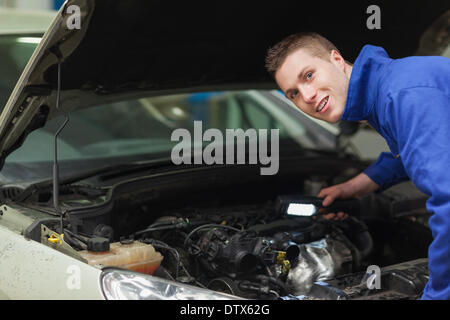 Zuversichtlich Mechaniker Prüfung Automotor Stockfoto