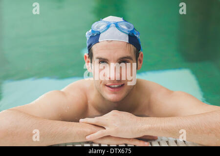 Glücklicher Mann im Schwimmbad Stockfoto