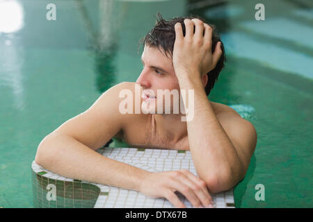 Mann im Schwimmbad entspannen Stockfoto