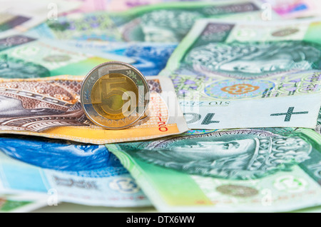 Hintergrund hat der polnische Banknoten und Münzen (polnische Zloty) Stockfoto