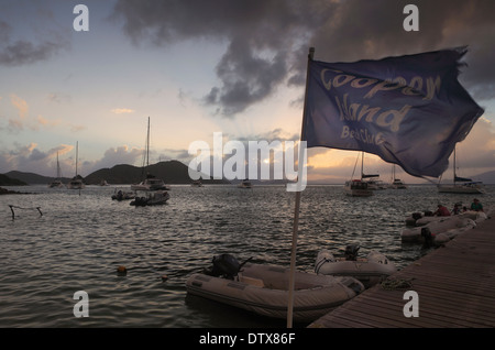 Private Yachten vor Anker, Cooper Island Resort and Beach Club, Britische Jungferninseln. Stockfoto