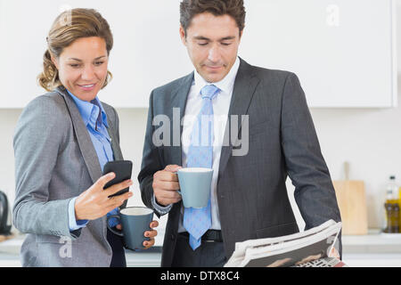 Paar beim Kaffee vor der Arbeit Stockfoto