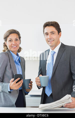 Geschäft paar Kaffee vor der Arbeit Stockfoto