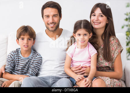 Glückliche Familie auf der couch Stockfoto