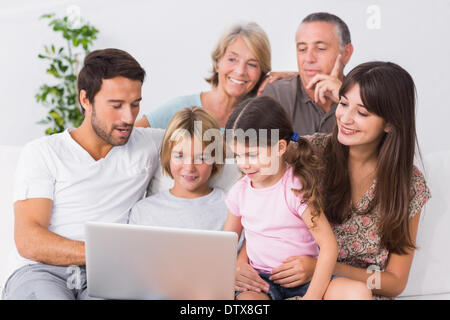 Glückliche Familie Blick auf laptop Stockfoto