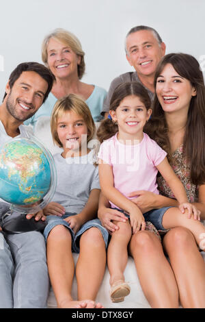 Glückliche Familie auf der couch Stockfoto