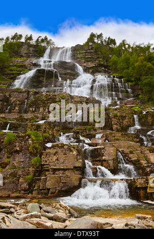 Strassenverlauf Wasserfall - Norwegen Stockfoto