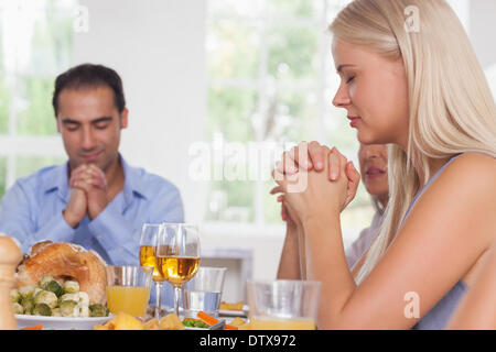 Frau Gnade vor dem Abendessen mit der Familie zu sagen Stockfoto