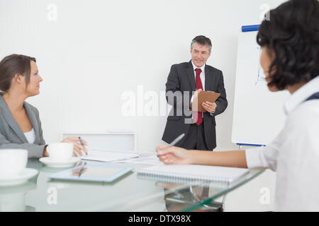 Geschäftsmann schreiben auf seinem Notizblock Stockfoto