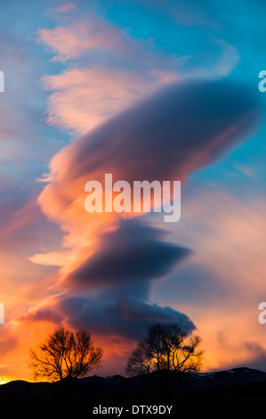 Dramatische rosa und roten Sonnenuntergang Wolken über Salida, Colorado, USA Stockfoto