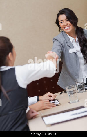 Geschäftsfrauen die Hände schütteln Stockfoto