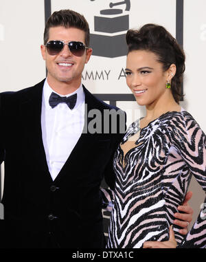 Los Angeles, Kalifornien, USA. 24. Februar 2014. Sänger ROBIN THICKE und seine Frau Schauspielerin-Modell, PAULA PATTON angekündigt, dass sie nach mehr als acht Jahren Ehe geteilt haben. Bild: 26. Januar 2014 - Los Angeles, Kalifornien, USA - ROBIN THICKE und PAULA PATTON kommt für die 56. Annual Grammy Awards im Staples Center. Lisa O'Connor/ZUMAPRESS.com/Alamy © Live-Nachrichten Stockfoto