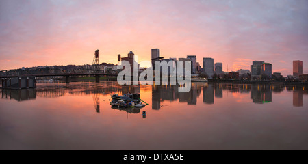 Sunset Over Willamette River in Portland Oregon Downtown Waterfront Panorama Stockfoto