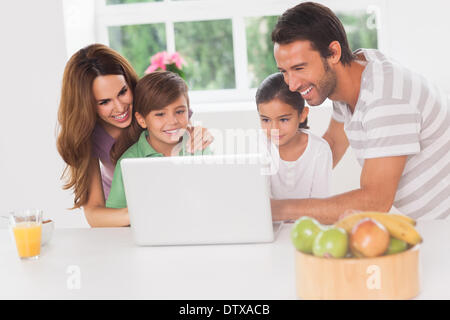 Familie mit einem laptop Stockfoto