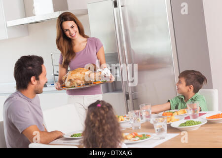 Mutter mit gebratenem Truthahn für Abendessen Stockfoto