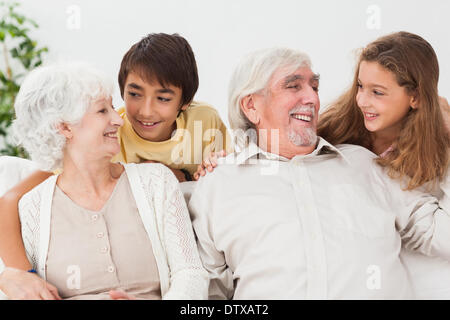 Großeltern mit Enkeln auf der couch Stockfoto