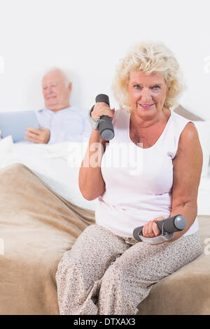 Ältere Frau Hanteln heben Stockfoto