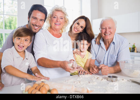 Lächelnde Familie Backen zusammen Stockfoto