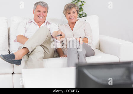 Altes Ehepaar vor dem Fernseher mit Beine gekreuzt Stockfoto