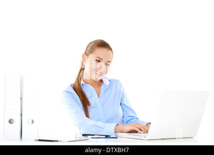 Lächelnde Geschäftsfrau auf einem Laptop arbeiten Stockfoto
