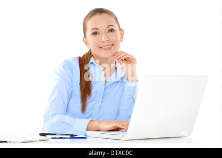 Lächelnde Geschäftsfrau auf einem Laptop arbeiten Stockfoto