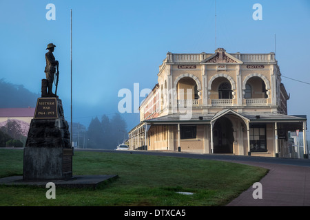 Das Hotel Imperial und Anzac Denkmal in Queenstown, Tasmanien Stockfoto