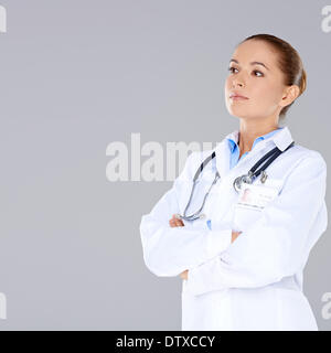 Zuversichtlich Ärztin mit verschränkten Armen Stockfoto