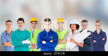 Gruppe von Personen mit unterschiedlichen Aufgaben stehen Stockfoto