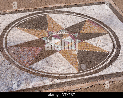 Mosaik Boden in Ruinen von Empuries. Anlage ein buntes Muster in einer alten Villa in der römischen Stadt an der spanischen Küste Stockfoto