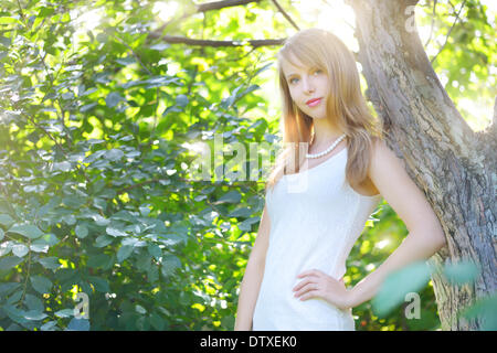 Porträt einer eleganten Frau im weißen Kleid Stockfoto