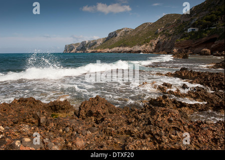 Les Rotes Strand, Denia. Ein felsiger Coaastline, die einen bestimmten Bereich von natürlicher Schönheit ist. Stockfoto