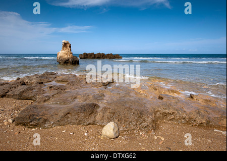 Les Rotes Strand, Denia. Ein felsiger Coaastline, die einen bestimmten Bereich von natürlicher Schönheit ist. Stockfoto