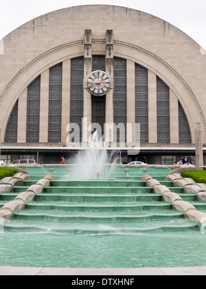 Brunnen und Fassade der alten Union Terminal. Die semi-Kuppel des Bahnhofs von der Treppe trat Brunnen umrahmt. Stockfoto