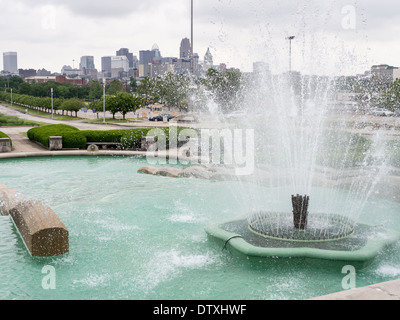 Der Brunnen am Union Terminal. Cincinnati downtown Hochhäuser in der Ferne Cluster. Stockfoto