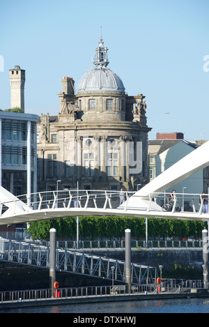 Clyde Port Authority Gebäude umrahmt von der Squinty Brücke, Glasgow. Stockfoto