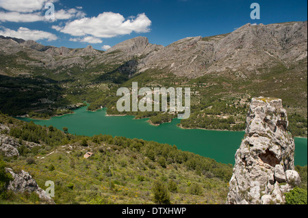 Guadalest Schloss im Herzen des Gebirges Sierrade Aitana, eines der meistbesuchten mittelalterliche Dörfer in Spanien. Stockfoto