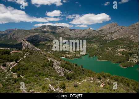 Guadalest Schloss im Herzen des Gebirges Sierrade Aitana, eines der meistbesuchten mittelalterliche Dörfer in Spanien. Stockfoto