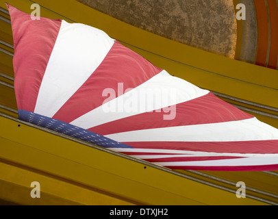 Amerikanische Flagge von unten. Eine riesige amerikanische Flagge ziert die Union Terminal Museum Hauptfoyer. Stockfoto