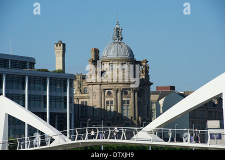 Clyde Port Authority Gebäude umrahmt von der Squinty Brücke, Glasgow. Stockfoto