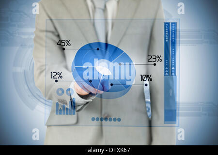 Geschäftsmann mit blauen Kreisdiagramm-Schnittstelle Stockfoto