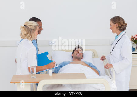 Medizinisches Team kümmert sich um einen kranken Patienten Stockfoto