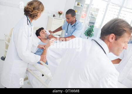 Ärzte, die Pflege eines kranken Patienten Stockfoto