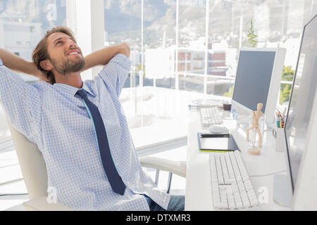 Designer wieder an seinem Schreibtisch gelehnt Stockfoto